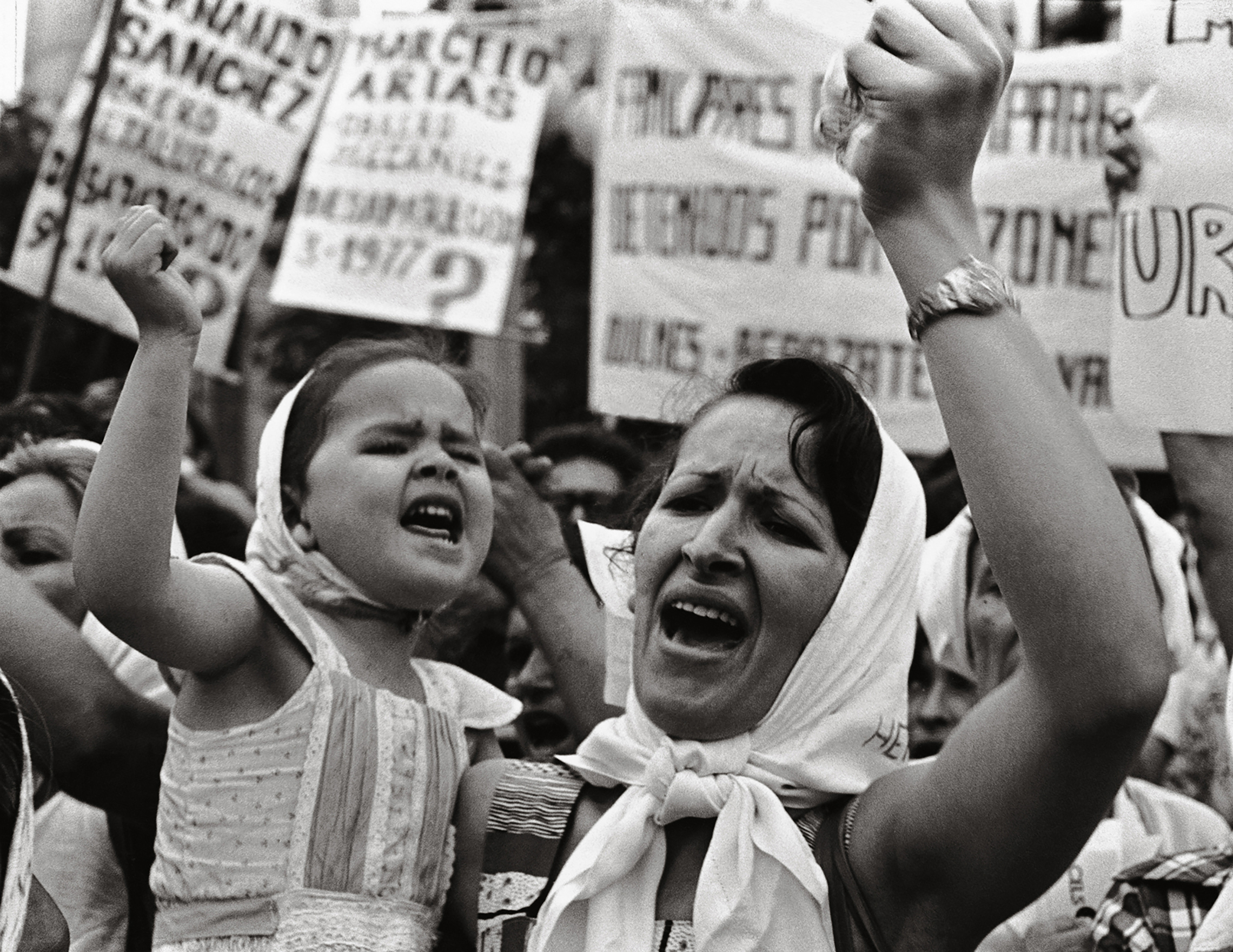 Adriana Lestido, Madre e hija de Plaza de Mayo, 1982, fotografía, gelatina de plata (baja)
